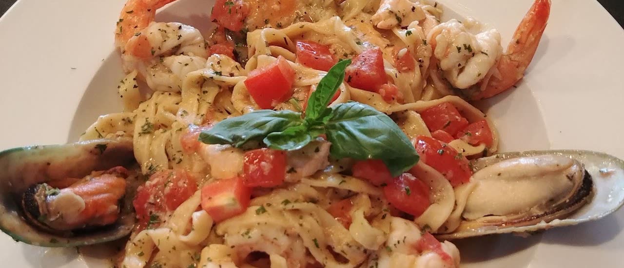 Seafood fettuccine with prawns, green mussels, tomato and basil